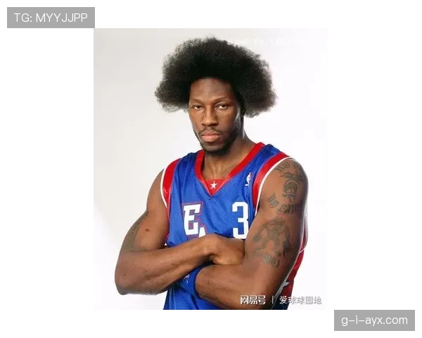 拉菲尼亚这日常发型和他球场上那个帅炸的形象，差太多了吧！